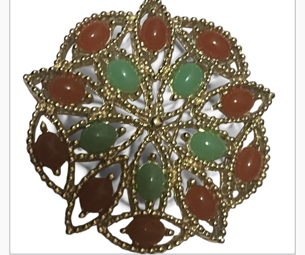 Carnelian Jade  Filigree Cabochon Brooch — Vintage Gold-Tone Wheel Pin