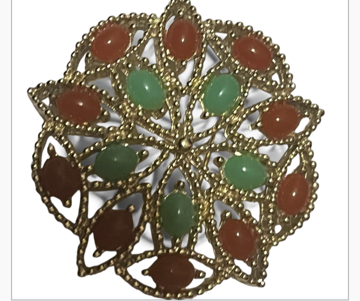Carnelian Jade  Filigree Cabochon Brooch — Vintage Gold-Tone Wheel Pin