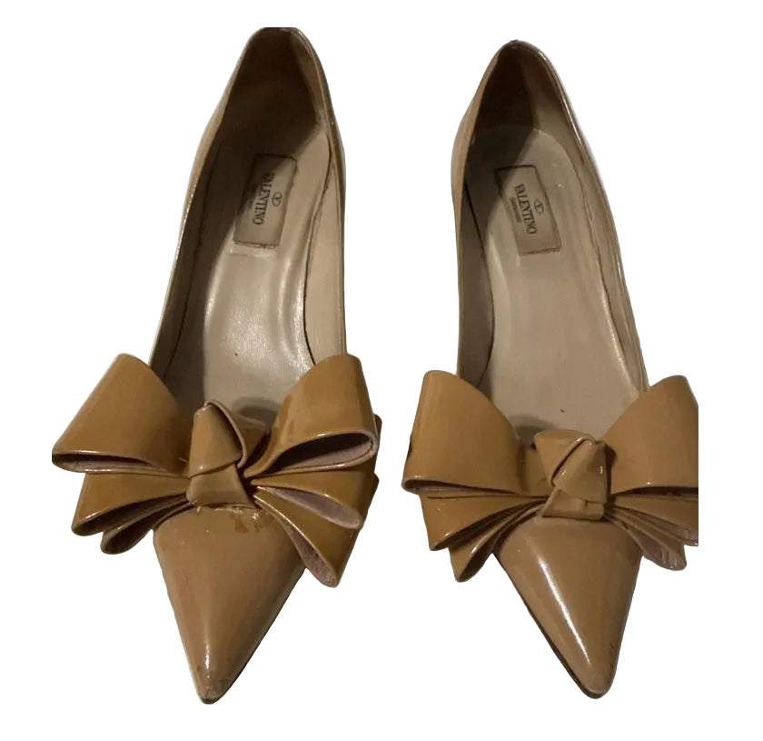 Valentino Garavani nude tan patent leather bow pumps front view